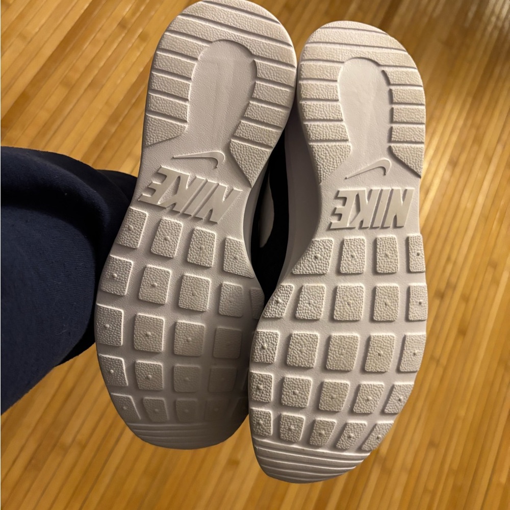 Nike shoes
Women’s size 7 - Picture 12 of 12